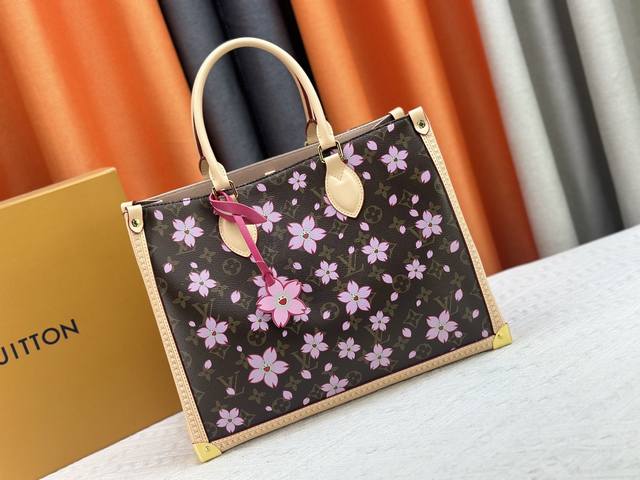 升级原版 M13079 路易威登 X 村上隆樱花再版系列以灵动笔触演绎 Onthego 中号手袋。缤纷 Monogram 帆布包身、牛皮革饰边和 Lv X Tm