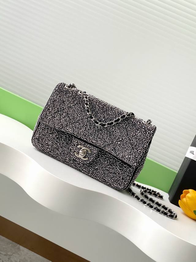 香奈儿Chanel 1:1对标专柜顶级 高级手工系列 Chane1 25C Cf20Cm So Black钻面 尺寸:20-8-14Cm 款号:A P:1760 香奈儿Chanel 1:1对标专柜顶级 高级手工系列 Chane1 25C Cf20Cm So Black钻面 尺寸:20-8-14Cm 款号:A P:1760