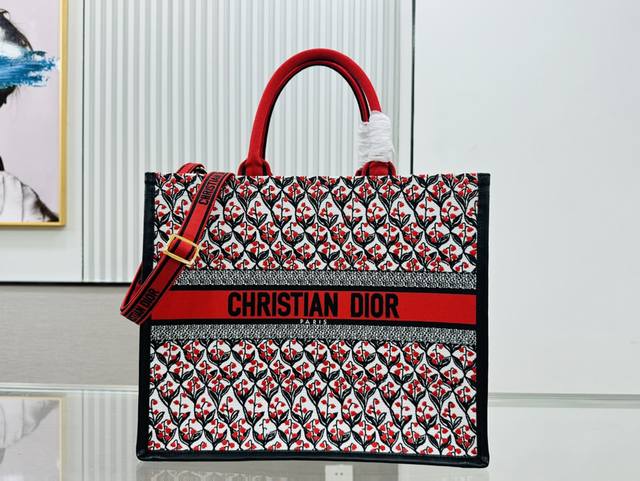 原厂皮 24早春新款 不得不说，D家确实好会玩啊 可以背的托特来了！简直不要太棒 在最最最经典的托特上又衍生爆款了 越来越多人爱背大包真正的无性别之分 不管手拎