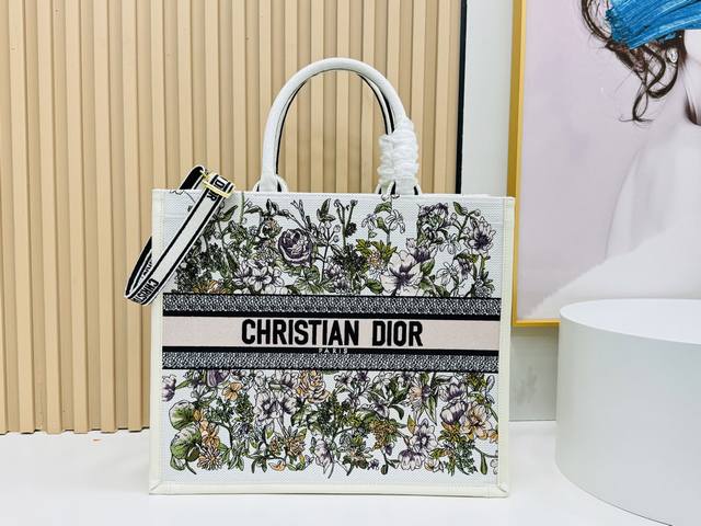 24早春新款 不得不说，D家确实好会玩啊 可以背的托特来了！简直不要太棒 在最最最经典的托特上又衍生爆款了 越来越多人爱背大包真正的无性别之分 不管手拎斜挎，通