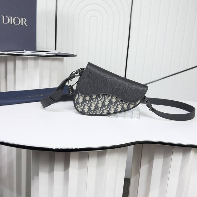 市场最高版本 原单品质 正品打版 保证进口头层牛皮，拒绝二层皮，拒绝超纤皮 迷你马鞍包 米色和黑色 Oblique 印花面料搭配黑色粒面牛皮革 编号: 2Adc