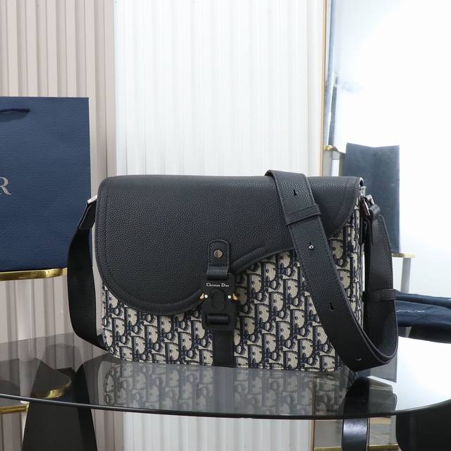 市场最高版本,欢迎对比 马鞍信使包 米色和黑色 Oblique 印花面料与黑色粒面牛皮革 编号: 1Adme162Yks_H27E 这款马鞍信使包采用经典的设计 市场最高版本,欢迎对比 马鞍信使包 米色和黑色 Oblique 印花面料与黑色粒面牛皮革 编号: 1Adme162Yks_H27E 这款马鞍信使包采用经典的设计