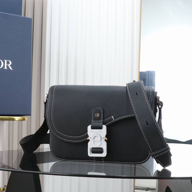 市场最高版本,欢迎对比 小号马鞍翻盖信使包 黑色粒面牛皮革 编号: 1Adpo049Ykk_H00N 这款马鞍信使包精巧时尚。采用黑色粒面牛皮革精心制作,搭配马 市场最高版本,欢迎对比 小号马鞍翻盖信使包 黑色粒面牛皮革 编号: 1Adpo049Ykk_H00N 这款马鞍信使包精巧时尚。采用黑色粒面牛皮革精心制作,搭配马