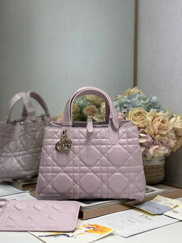 代购级 ，高版本 Diortoujours 手袋〔粉色中号〕 这款Dior Toujours 手袋于二零二三春夏系列发布秀精彩亮相,休闲实用的设计别具一格.采用