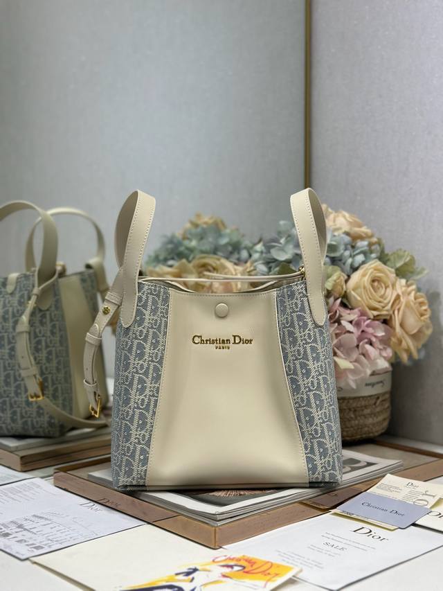 代购级 ，高版本 中号Signature 水桶包 手袋 灰D布配皮 这款 Signature 水桶包是二零二五春夏成衣系列新品，突显柔软的廓形和百搭的设计。采用