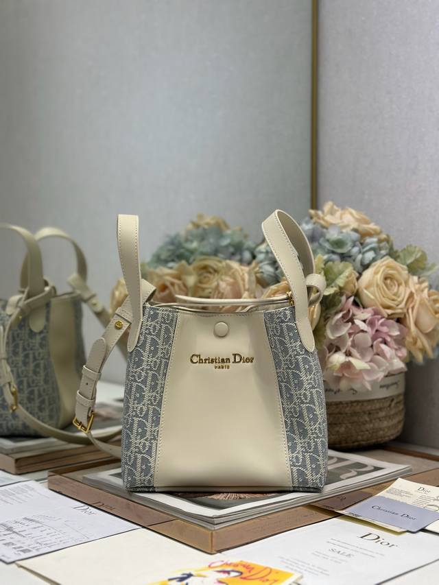 代购级 ,高版本 小号 Signature 水桶包 手袋 灰D布配皮 这款 Signature 水桶包是二零二五春夏成衣系列新品,突显柔软的廓形和百搭的设计。采 代购级 ,高版本 小号 Signature 水桶包 手袋 灰D布配皮 这款 Signature 水桶包是二零二五春夏成衣系列新品,突显柔软的廓形和百搭的设计。采