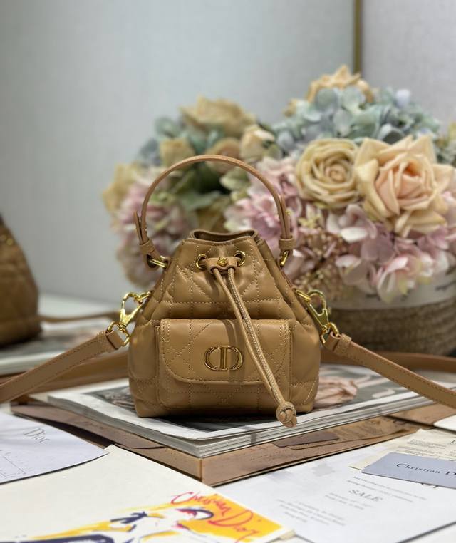 代购级 ，高版本 微型 Dior Caro 水桶包 土黄色 这款微型 Dior Caro 水桶包是二零二五秋季成衣系列新品，彰显时尚优雅风范。采用黑色羊皮等材质