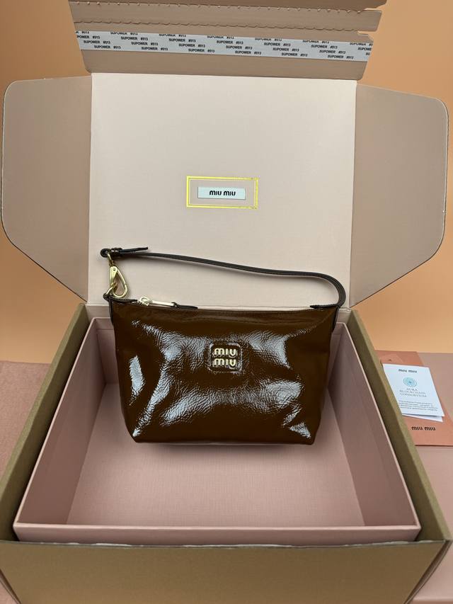 原厂皮 ，配图片包装 特级五金原厂皮 Nappa漆面羊皮革小包～亮棕 这款Nappa漆面羊皮的柔软质感见长。可调式肩带增添实用细节，而压花字母徽标则彰显经典格调