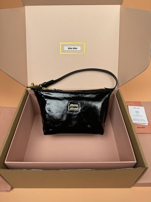 原厂皮 ，配图片包装 特级五金原厂皮 Nappa漆面羊皮革小包～亮黑 这款Nappa漆面羊皮的柔软质感见长。可调式肩带增添实用细节，而压花字母徽标则彰显经典格调