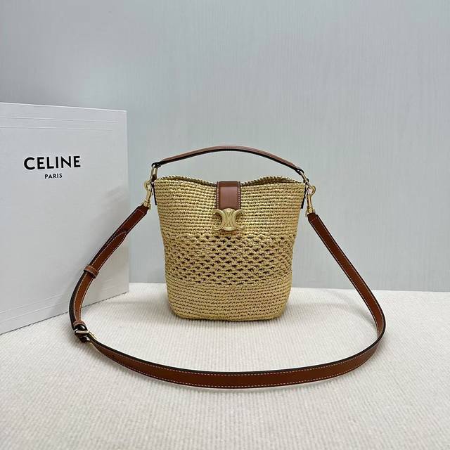 代购级 Louise小号植物材料和牛皮革水桶包 植物材料，牛皮革包边 无衬里 金色饰面 手提、肩背和斜挎 皮革翻盖，配Triomphe磁扣 1个主隔层 1个皮革