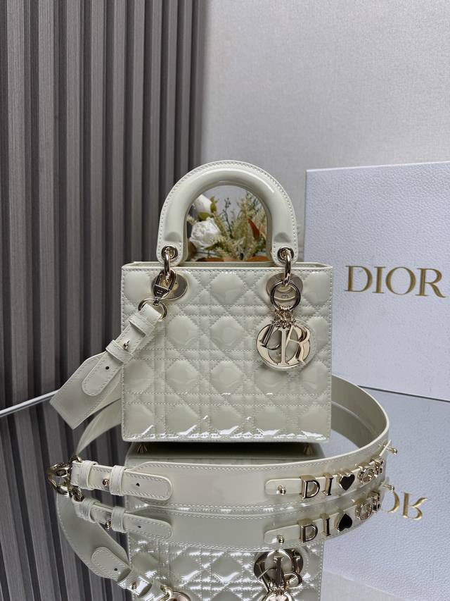 代购级 ，高版本 Lady Dio.R My Abc 奶白色漆皮 四格羊皮 这款手袋集中体现了Dio.R 对典雅和美丽的深刻洞见。采用小羊皮皮革精心制作，以标志