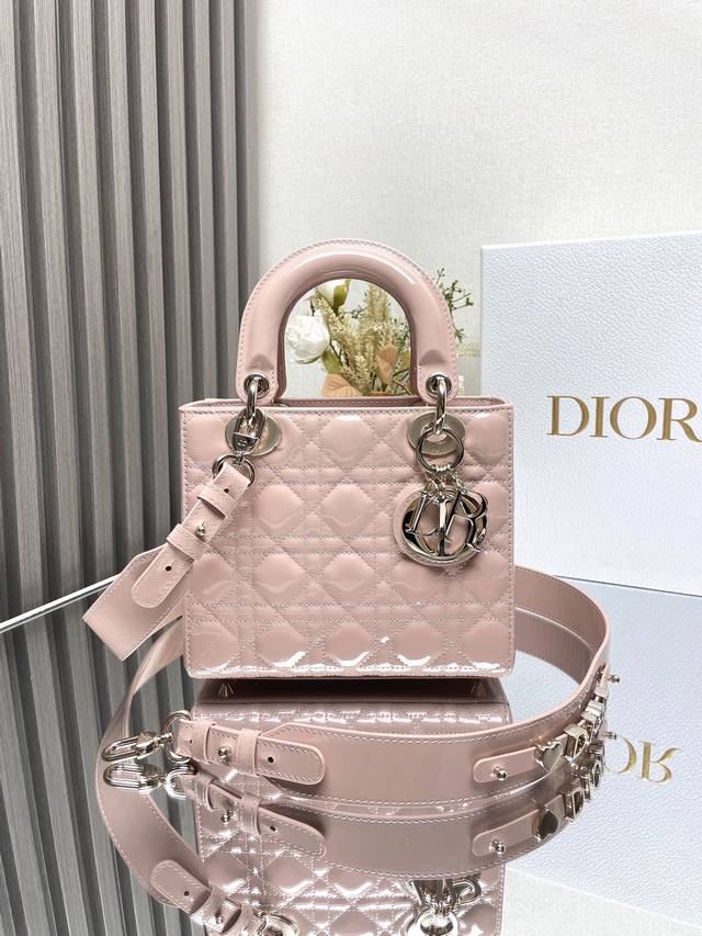 代购级 ，高版本 Lady Dio.R My Abc 粉色漆皮 四格羊皮 这款手袋集中体现了Dio.R 对典雅和美丽的深刻洞见。采用小羊皮皮革精心制作，以标志性