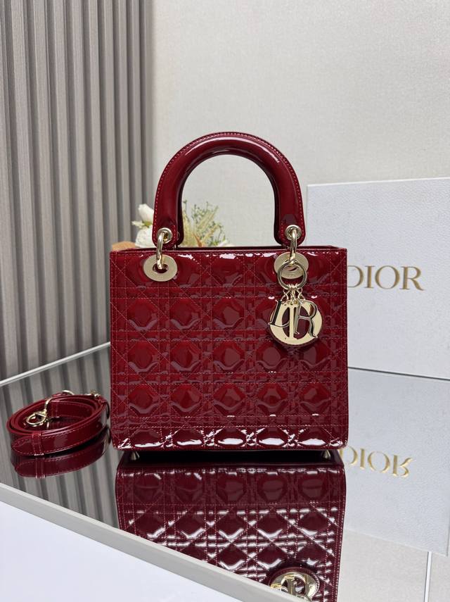 代购级 ，高版本 Lady Dio.R My Abc 樱桃红漆皮 五格羊皮 这款手袋集中体现了Dio.R 对典雅和美丽的深刻洞见。采用小羊皮革精心制作，以标志性