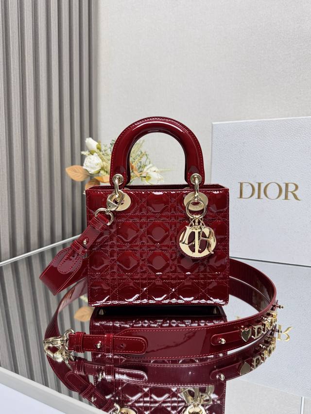 代购级 ，高版本 Lady Dio.R My Abc 樱桃红漆皮 四格羊皮 这款手袋集中体现了Dio.R 对典雅和美丽的深刻洞见。采用小羊皮皮革精心制作，以标志