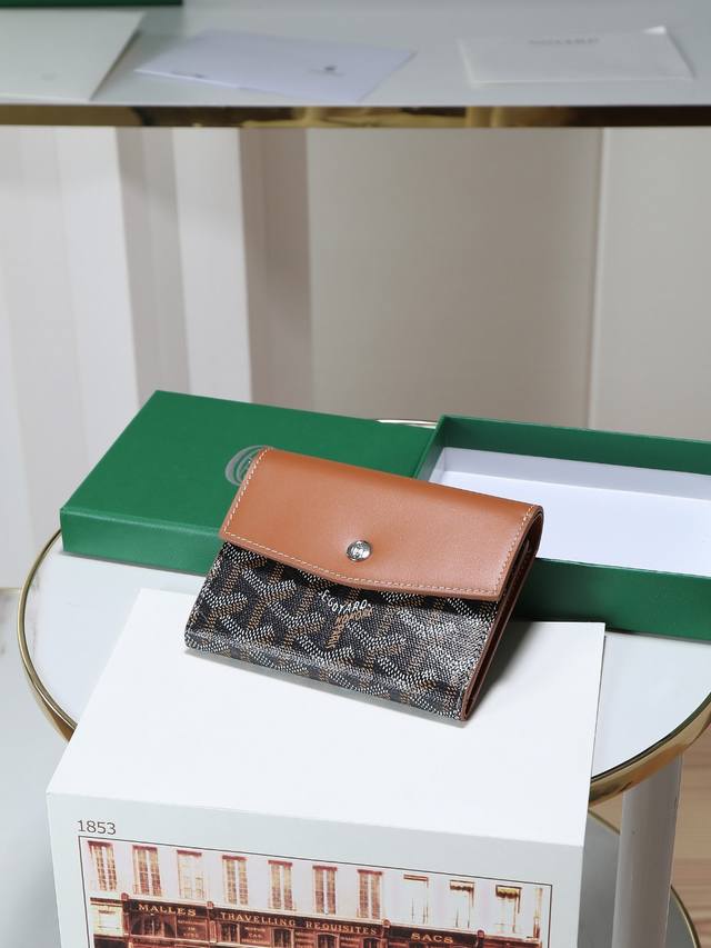 原厂皮 特级品质 原厂货 Saint-Gabriel 是由Goyardine 帆布配头层小牛皮精心制作而成的独特的信封状三折钱包,采用轻巧紧凑的形式,具备大型钱 原厂皮 特级品质 原厂货 Saint-Gabriel 是由Goyardine 帆布配头层小牛皮精心制作而成的独特的信封状三折钱包,采用轻巧紧凑的形式,具备大型钱