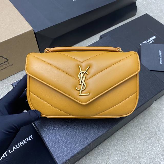 原厂皮 ，佩图片包装 黄羊皮 古金 25早春新款Loulou迷你，质感细腻高级！羊皮手感柔柔软软的，新版羊皮很有光泽感、配有可拆卸卡包。搭配滑动式链条。双链条设