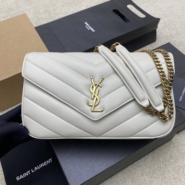 原厂皮 ，配图片包装 奶白羊皮 古金 25早春新款Loulou中号，质感细腻高级！羊皮手感柔柔软软的，新版羊皮很有光泽感、配有可拆卸卡包。搭配滑动式链条。双链条