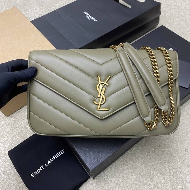 原厂皮 ，配图片包装 苔藓绿羊皮 古金 25早春新款Loulou中号，质感细腻高级！羊皮手感柔柔软软的，新版羊皮很有光泽感、配有可拆卸卡包。搭配滑动式链条。双链