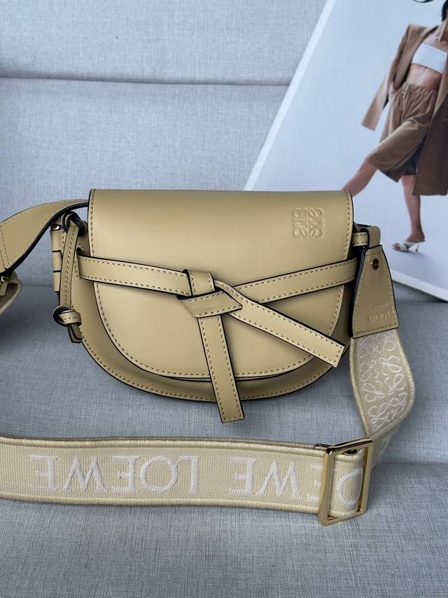 原厂皮 夏季迷你 黄油 升级版字母寛肩带马鞍包Minigatedual手袋出货56T21S 绝绝子√寛肩带简直是灵魂之笔 赋予了Gate全新的生命包身采用柔软牛 原厂皮 夏季迷你 黄油 升级版字母寛肩带马鞍包Minigatedual手袋出货56T21S 绝绝子√寛肩带简直是灵魂之笔 赋予了Gate全新的生命包身采用柔软牛