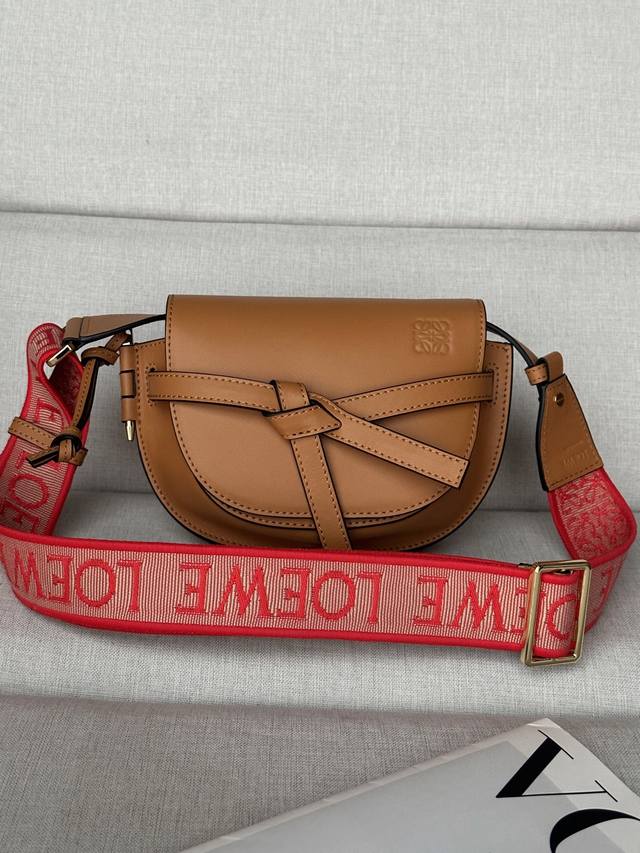 原厂皮 夏季迷你 暖沙 升级版字母寛肩带马鞍包Minigatedual手袋出货56T21S 绝绝子√寛肩带简直是灵魂之笔 赋予了Gate全新的生命包身采用柔软牛