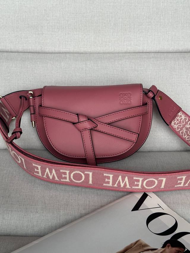 原厂皮 夏季迷你玫红 升级版字母寛肩带马鞍包Minigatedual手袋出货56T21S 绝绝子√寛肩带简直是灵魂之笔 赋予了Gate全新的生命包身采用柔软牛皮 原厂皮 夏季迷你玫红 升级版字母寛肩带马鞍包Minigatedual手袋出货56T21S 绝绝子√寛肩带简直是灵魂之笔 赋予了Gate全新的生命包身采用柔软牛皮