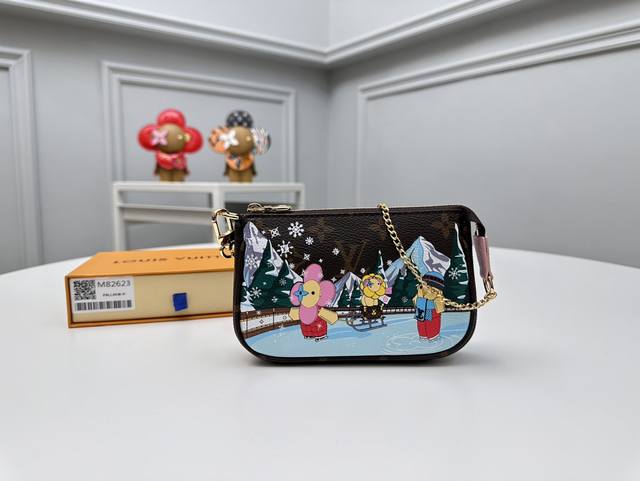代购级 顶级原单 M82623本款 Mini Pochette Accessoires 手拿包出自 冬季系列,描绘品牌吉祥物 Vivienne 和好友在皑皑雪山 代购级 顶级原单 M82623本款 Mini Pochette Accessoires 手拿包出自 冬季系列,描绘品牌吉祥物 Vivienne 和好友在皑皑雪山