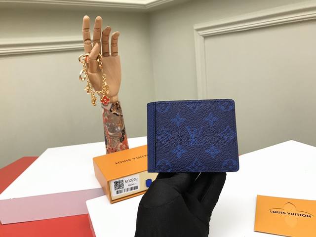 代购级 顶级原单 M30299短夹 春夏款 Multiple 钱夹选用 Monogram 帆布与 Taga 皮革塑造叠色效果，勾勒简明线条。内含多个隔层与卡位，