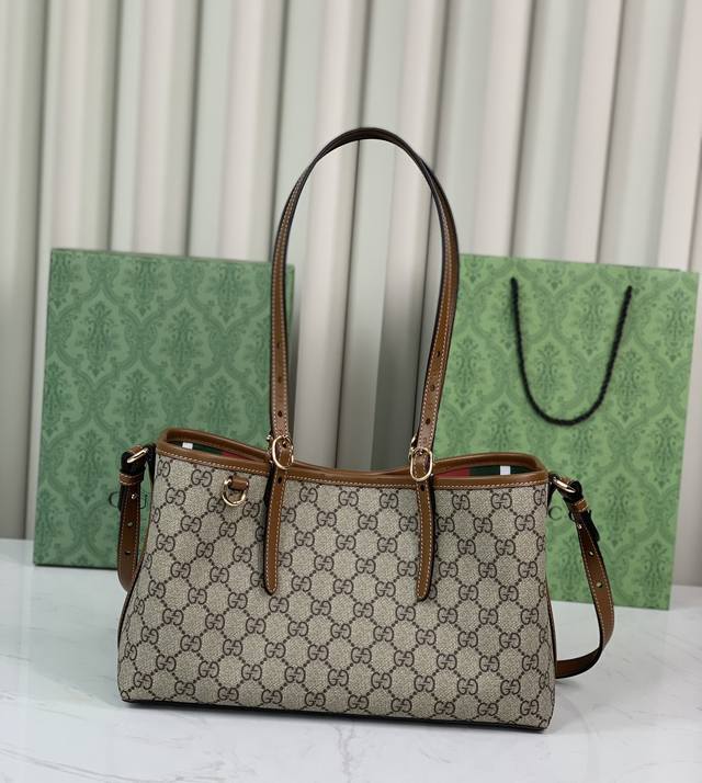 原厂皮 Gucci新款购物袋，Gg图案和条纹织带这两种品牌颇有辨识性的元素融合成经典搭配，Ophidia世界的演化之路从未止息，加入别出心裁的款式造型，不断推陈
