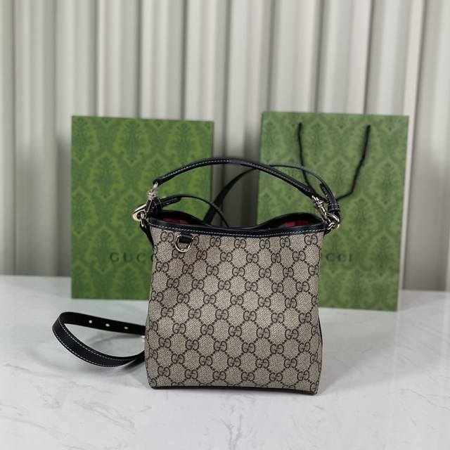 原厂皮 全新Gg Emblem系列焕新诠释品牌的隽永优雅风范和精湛工艺。这款迷你肩背包尽释实用设计美学,两个主隔层采用织带棉布衬里,中央设有一个按扣口袋。款号8 原厂皮 全新Gg Emblem系列焕新诠释品牌的隽永优雅风范和精湛工艺。这款迷你肩背包尽释实用设计美学,两个主隔层采用织带棉布衬里,中央设有一个按扣口袋。款号8