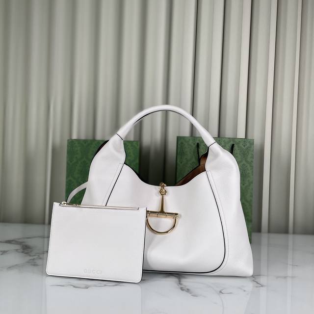 原厂皮 Gucci Softbit系列大号肩背包,匠心融蕴大号半马衔扣造型品牌经典马术风格配件。搭配可拆卸手拿包,款号837466白皮,大号尺寸46X26X16 原厂皮 Gucci Softbit系列大号肩背包,匠心融蕴大号半马衔扣造型品牌经典马术风格配件。搭配可拆卸手拿包,款号837466白皮,大号尺寸46X26X16