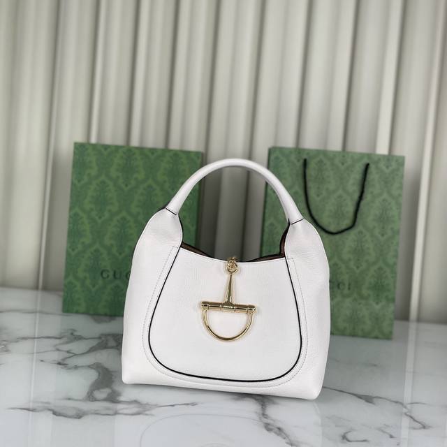原厂皮 Gucci Softbit系列小号肩背包,匠心融蕴半马衔扣造型品牌经典马术风格配件。提手高15厘米,磁扣开合,款号837467白皮,尺寸27.5X21X 原厂皮 Gucci Softbit系列小号肩背包,匠心融蕴半马衔扣造型品牌经典马术风格配件。提手高15厘米,磁扣开合,款号837467白皮,尺寸27.5X21X