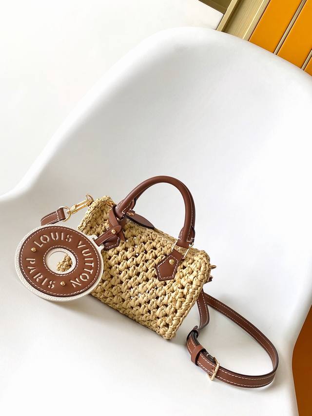 调价M83525 顶级原单 本款 Nano Speedy 手袋取材马达加斯加匠人钩编的拉菲草，以可拆卸路易威登皮革贴饰彰显品牌格调，搭配顶部手柄和可拆卸并调节的