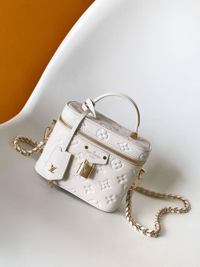 m25143黑色 M25219 白色 顶级原单 动态芯片本款 Vanity 小号手袋取材蓬松羊皮革，以柔软轻盈的设计诠释 Nicolas GhesquièRe