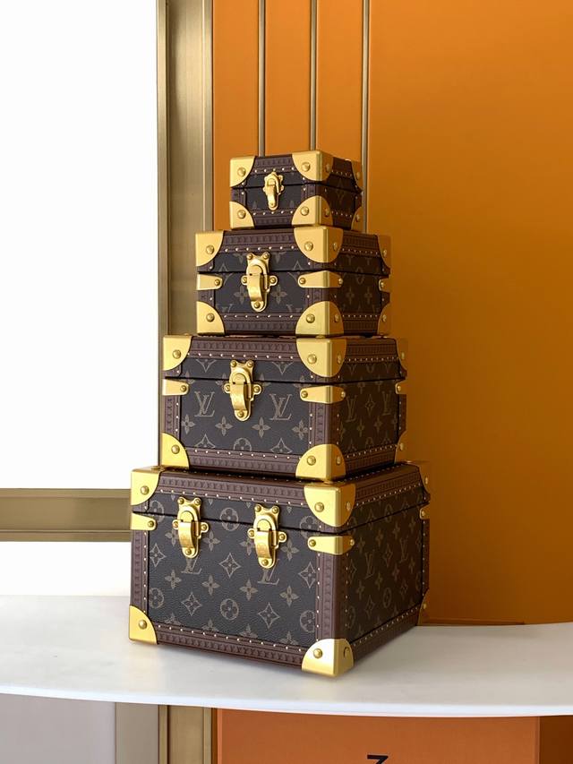 迷你 小号790 中号850 大号980M10052 M24752款尺寸一套 可单拿 Nicolas GhesquièRe 为 秋冬女士时装秀打造 Pyrami