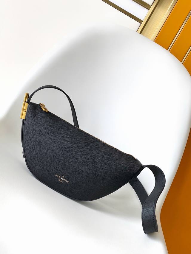 m83546棕色 M11429 黑色 Low Key采用现代简约设计，辅以极其柔软光滑的牛犊皮和精致的细节。这些措施包括Lv雕刻挂锁和麂皮小腿皮革衬里。这款随身