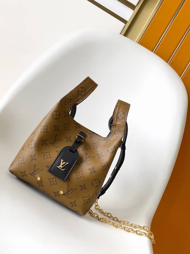 m46816 顶级原单 本款 Atlantis Bb 手袋取材 Monogram Reverse 帆布，为 Lv 名牌和肩带勾勒牛皮革饰边。潮流购物袋风格廓形柔