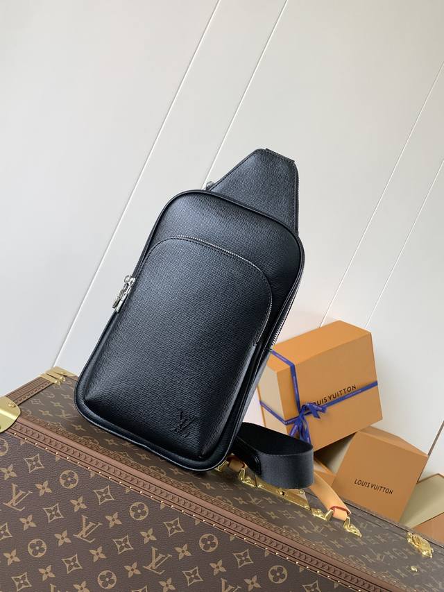 顶级原单 变码芯片 款号:30863黑色十字纹 本款 Avenue 单肩包取材 Damier Graphite 帆布，为正面外袋点缀路易威登巴黎标识皮革贴饰。可