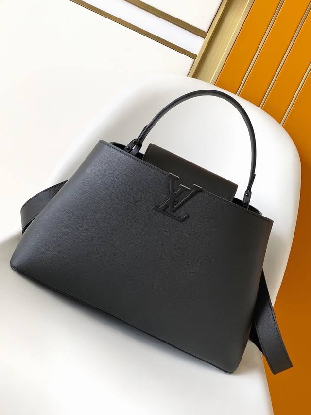 m24880全黑 M24620棕色 M24607黑色 特级原厂皮 动态变码 Black Out 系列推出 Capucines Souple 大号手袋，以哑光 T