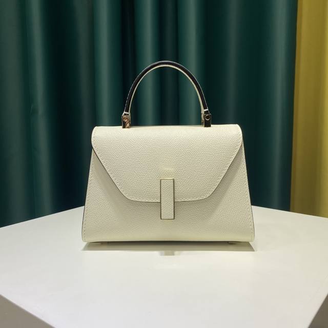 valextra瓦莱克斯特拉 意大利爱马仕之称 Iside是Valextra最具代表性的设计之一。没有明显的Logo，但简约的集合线条设计非常有辨识度，充满建筑