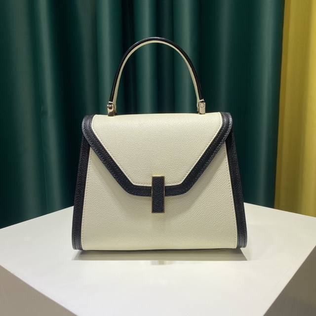 valextra瓦莱克斯特拉 意大利爱马仕之称 Iside是Valextra最具代表性的设计之一。没有明显的Logo，但简约的集合线条设计非常有辨识度，充满建筑