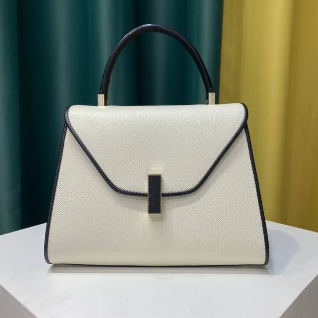 valextra瓦莱克斯特拉 意大利爱马仕之称 Iside是Valextra最具代表性的设计之一。没有明显的Logo，但简约的集合线条设计非常有辨识度，充满建筑