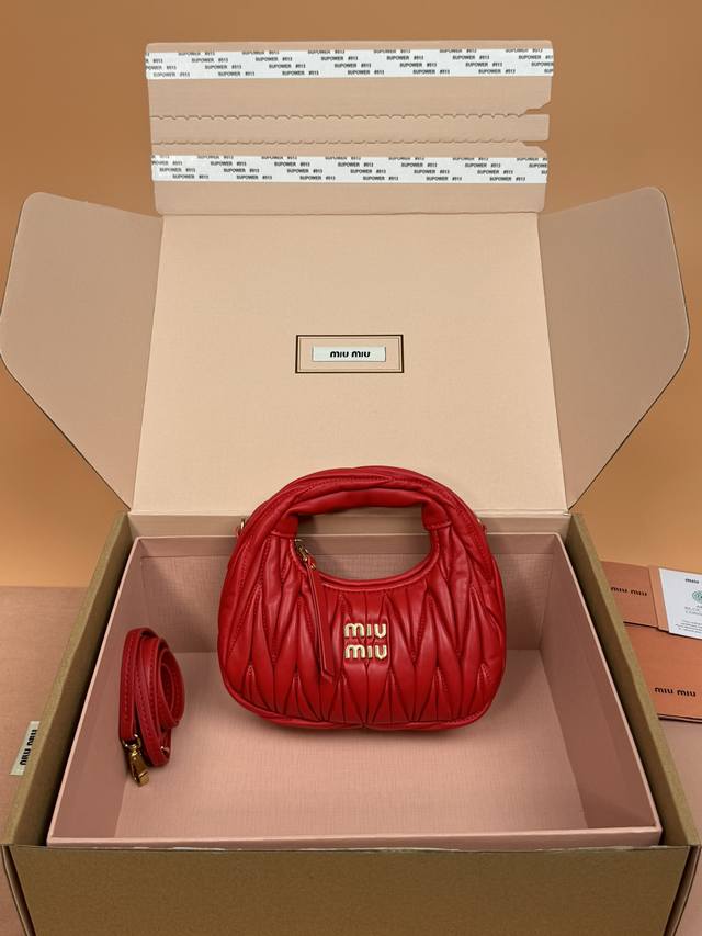 特级五金原厂皮 Wander Matelasse羊皮革Hobo迷你手提包 斜挎包～大红包羊皮 Wander手提包已成经典配饰之。这款迷你手袋选用Matalass