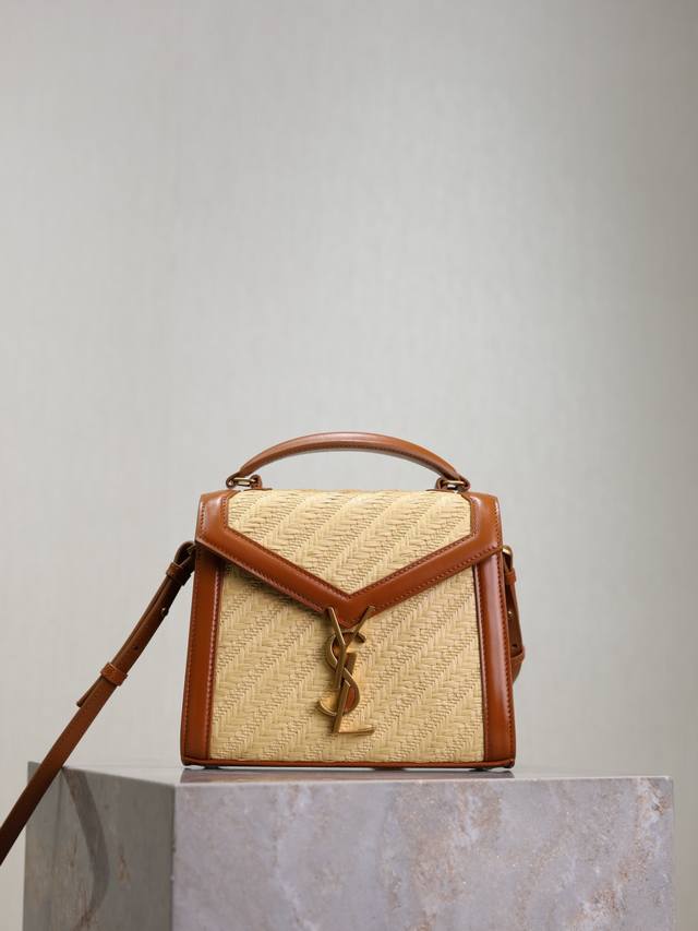 cassandra Mini_ 编织搭配头层牛皮公文包，不同材质的拼接增加了包包的层次感，十分高级，意大利进口牛皮，最最最吸引我的就是这个旋转式锁扣！超级特别！