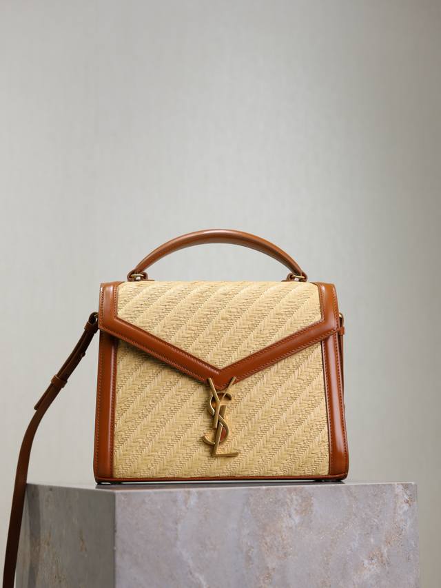 cassandra_公文包 编织搭配头层牛皮公文包，不同材质的拼接增加了包包的层次感，十分高级，意大利进口牛皮，最最最吸引我的就是这个旋转式锁扣！超级特别！更有