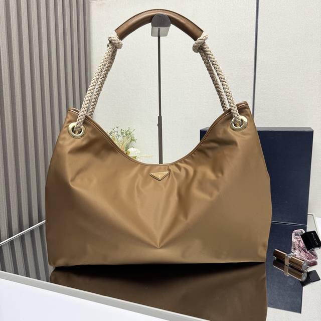 顶级原单 新款托特包1Bc244大购物袋这款再生尼龙包袋灵感源自海洋风格的经典元素，采用新颖精美搭配，彰显活泼个性风格。滑动编绳手提柄为这款多功能配饰勾勒Ove