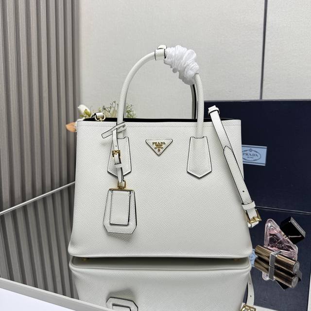 顶级原单 经典款1Bg775白+黑大号33Cm到货全面升级,采用进口粗十字纹牛+内配撞色小牛皮,顶级拉丝五金,配色手挽,永不过时的购物袋时尚又大方尺寸:长33X 顶级原单 经典款1Bg775白+黑大号33Cm到货全面升级,采用进口粗十字纹牛+内配撞色小牛皮,顶级拉丝五金,配色手挽,永不过时的购物袋时尚又大方尺寸:长33X