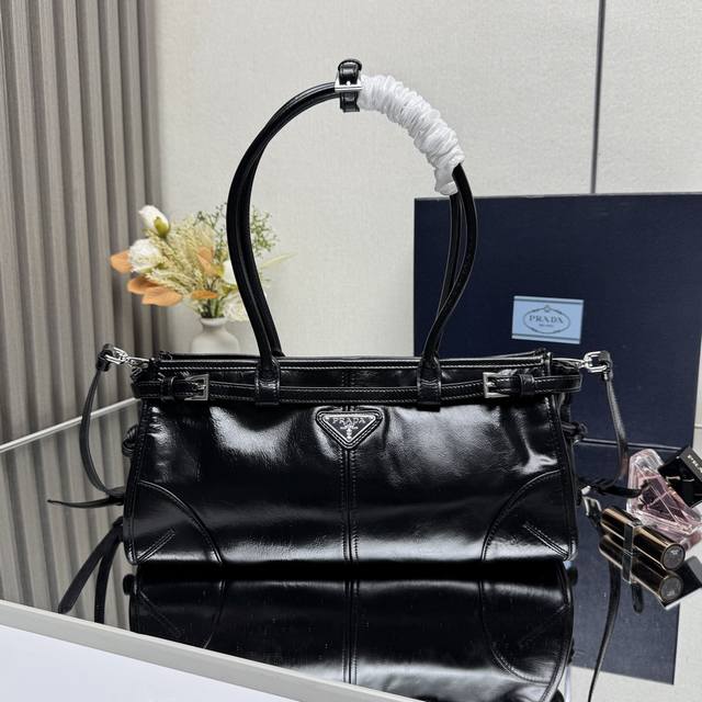 顶级原单 新款首发油蜡皮Luxsoft爆款手袋小号1Ba426长手柄这款手提斜挎包采用进口油腊皮，油亮的色泽散发出古典气息，配有一条可拆卸调节的长肩带，方便不同