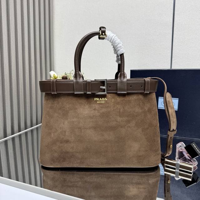 顶级原单 新款 磨砂皮中号35Cm 1Ba417大皮带到货啦 全新Doublebag中号购物袋Double系列进口鹿纹牛皮，内里配全羊皮优雅简洁的包身设计正面印