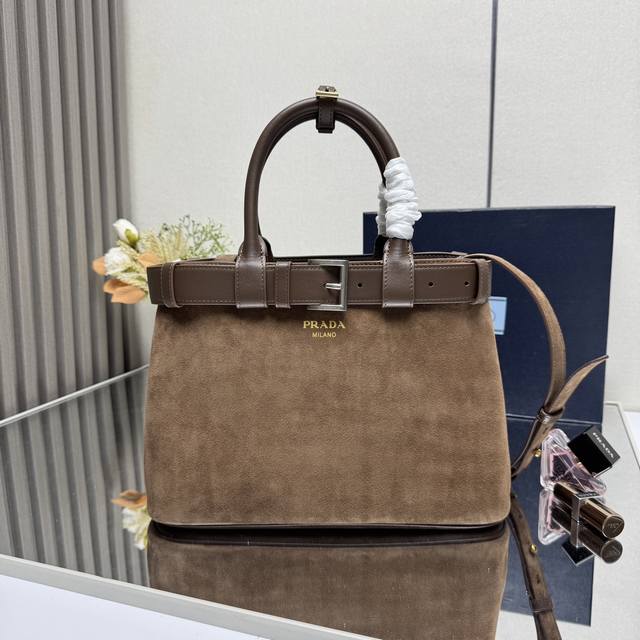 顶级原单 新款 小号磨砂皮 1Ba434到货啦 全新Doublebag小号购物袋Double系列进口磨砂牛皮,内里配全羊皮优雅简洁的包身设计正面印花字母Logo 顶级原单 新款 小号磨砂皮 1Ba434到货啦 全新Doublebag小号购物袋Double系列进口磨砂牛皮,内里配全羊皮优雅简洁的包身设计正面印花字母Logo