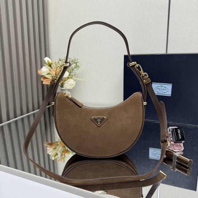 顶级原单 大号磨砂皮 Moon手袋1Bc194双肩带这款简约Moon手袋为磨砂牛皮绽现摩登百搭的魅力。弧形包身设计，配有2条长 短可调节肩带，便于随心转换造型。